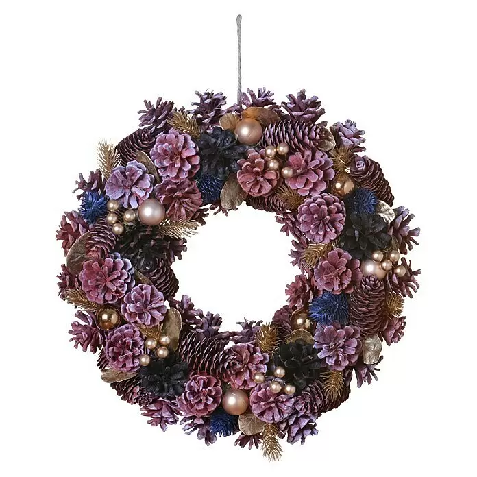 Dekokranz mit Tannenzapfen - Durchmesser: 40 cm, Beere, Gold - Ein festlicher Kranz aus violetten und blauen Tannenzapfen, getrockneten Elementen und goldenen Kugeln, an einer Schnur hängend.