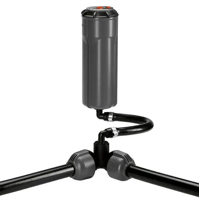 Gardena Sprinklersystem Codo angular - Diámetro: 25 mm, Dimensión conexión: ¾″ - Una imagen detallada de un aspersor oscilante Gardena, sobre un fondo negro, muestra tecnología de riego avanzada.