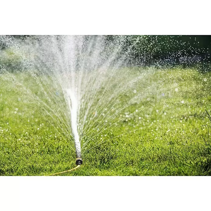 Neptun Schlauchregner Sprinkler - Länge: 15 m - Ein schwarzer Rasensprenger mit gelbem Schlauchanschluss bewässert grünes Gras.
