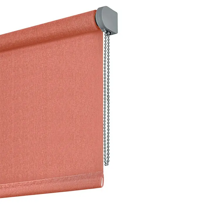 Estor enrollable Soft - An x Al: 160 x 250 cm, Arcilla - Primer plano de una persiana enrollable color coral con un mecanismo de control de cadena gris.