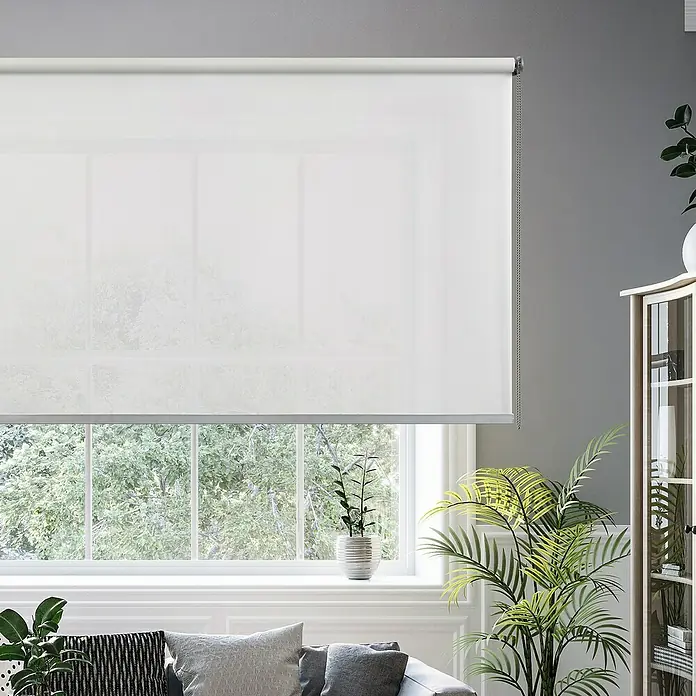 Estor enrollable Calm - An x Al: 80 x 180 cm, Blanco nieve, Unicolor - Imagen de un estor enrollable blanco que está parcialmente bajado frente a una ventana que muestra vegetación, ideal para el control de la luz.
