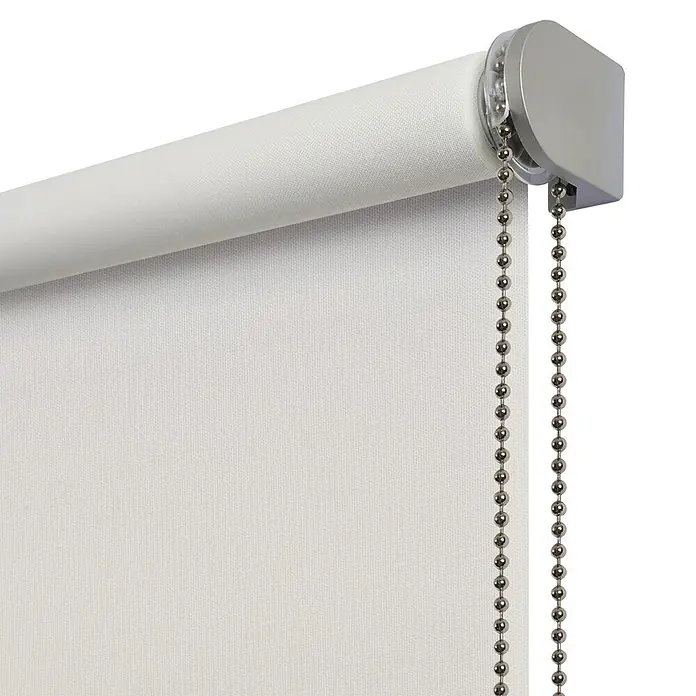 Estor enrollable Calm - An x Al: 80 x 180 cm, Blanco nieve, Unicolor - Primer plano de un estor enrollable blanco con cadena plateada y montaje lateral, que muestra un diseño minimalista para la decoración de ventanas moderna.