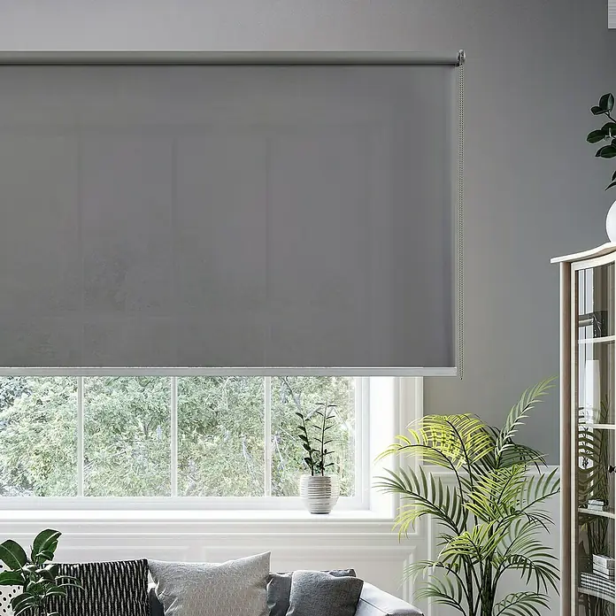 Estor enrollable Calm - An x Al: 140 x 250 cm, Koala, Unicolor - Estor enrollable gris delante de una ventana. Ofrece privacidad y control de luz para espacios habitables y crea un ambiente interior agradable.