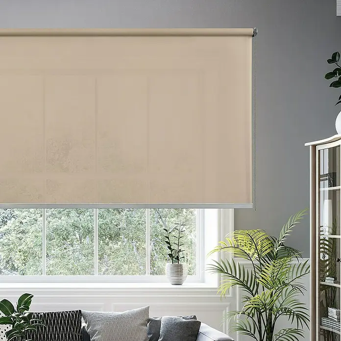 Estor enrollable Calm - An x Al: 140 x 250 cm, Camel, Unicolor - Una persiana enrollable beige cubre una ventana en la sala de estar, ofreciendo privacidad y reducción del deslumbramiento. Las persianas sutiles se adaptan a cualquier decoración.