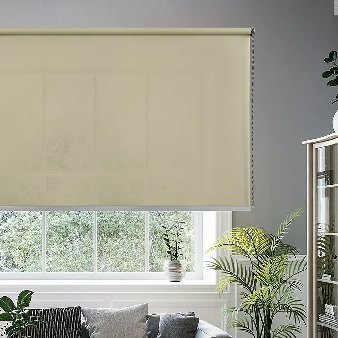 Estor enrollable Calm - An x Al: 160 x 250 cm, Piedra, Unicolor - Estores enrollables beige frente a una ventana, que deja entrar luz natural. Ideal para privacidad y controlar la luz.