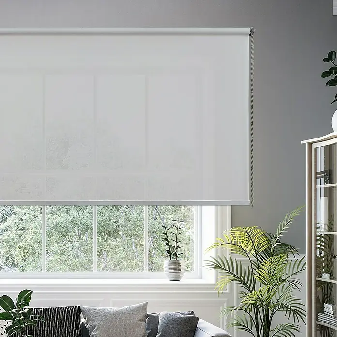 Estor enrollable Calm - An x Al: 140 x 250 cm, Plateado, Unicolor - Primer plano de un estor enrollable translúcido blanco instalado sobre una ventana, que ofrece privacidad con luz brillante y filtrada.