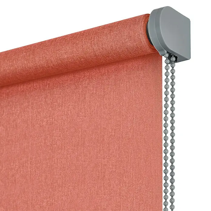 Estor enrollable Soft - An x Al: 160 x 250 cm, Arcilla - Primer plano de una persiana enrollable color coral con cadena gris, que muestra un elegante revestimiento para ventanas. Ideal para una decoración moderna.