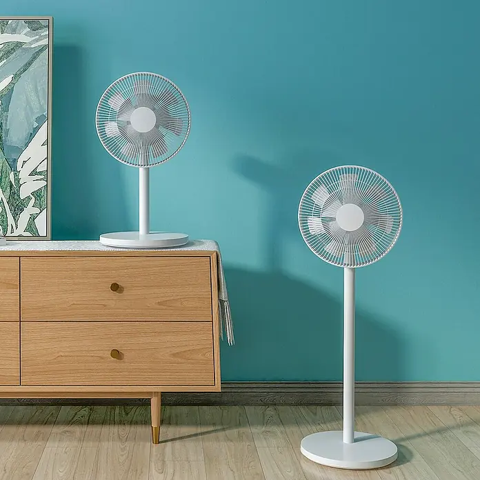 Xiaomi Ventilador de pie Smart Fan 2 - Blanco, 35,5 cm, 1.000 mm - Dos ventiladores de pie blancos, uno sobre un mueble de madera, frente a una pared azul.