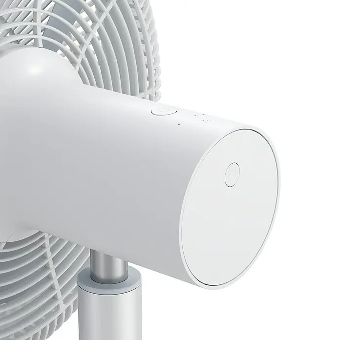 Xiaomi Ventilador de pie Smart Fan 2S - Blanco, 34 cm, 90 cm - Primer plano de un ventilador blanco con botones de control. El diseño moderno del ventilador destaca.