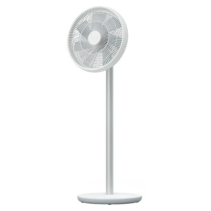 Xiaomi Ventilador de pie Smart Fan 2S - Blanco, 34 cm, 90 cm - La imagen muestra un ventilador de pie blanco con una cabeza redonda y un soporte cilíndrico elegante. Se apoya en una base redonda.