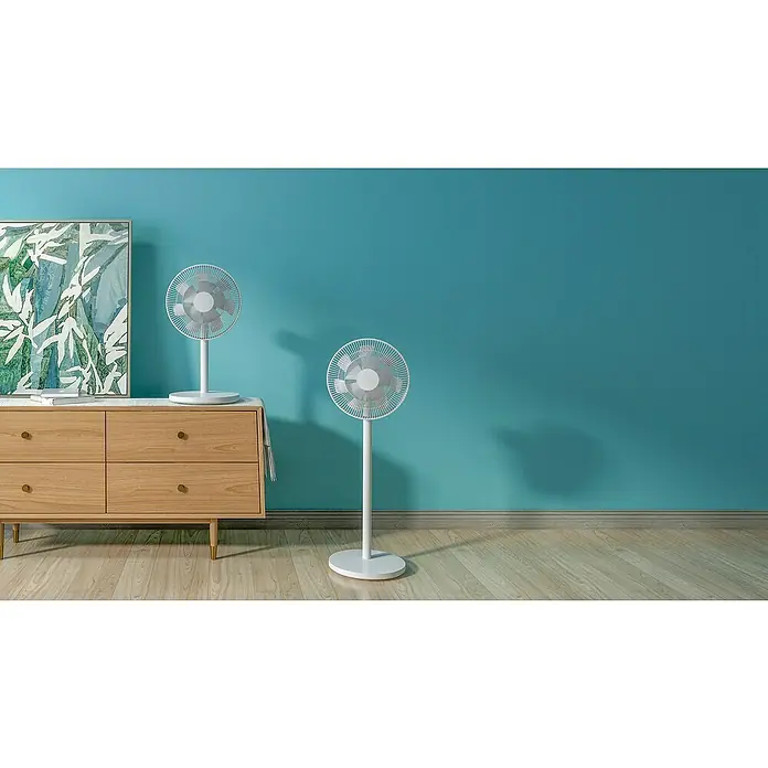 Xiaomi Ventilador de pie Smart Fan 2 - Blanco, 35,5 cm, 1.000 mm - Dos ventiladores blancos modernos, uno en una cómoda y otro en el suelo, frente a una pared turquesa.
