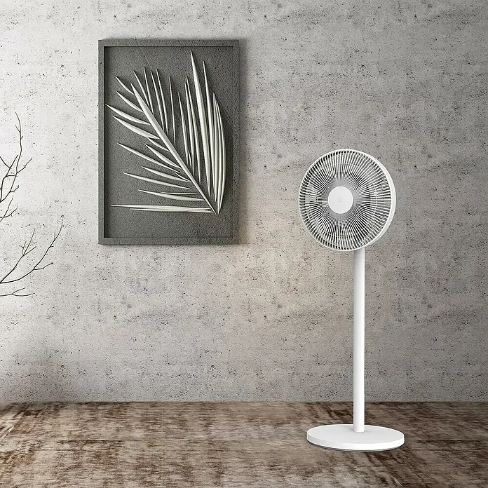 Xiaomi Ventilador de pie Smart Fan 2 - Blanco, 35,5 cm, 1.000 mm - Un ventilador de pie blanco y moderno frente a una pared gris con un diseño de hoja enmarcado.