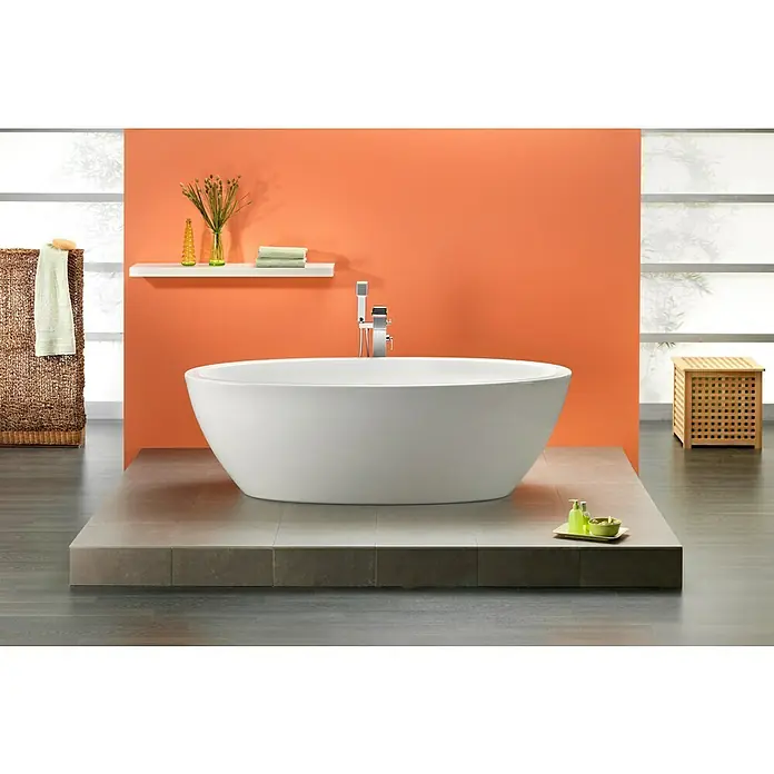 Ottofond Freistehende Badewanne Jade - L x B: 190 x 94 cm, Sanitäracryl, Weiß - Freistehende Badewanne mit Armaturen auf gefliester Plattform vor orangefarbener Wand.