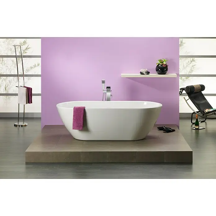 Ottofond Freistehende Badewanne Dorado - L x B: 190 x 90 cm, Sanitäracryl, Weiß - Freistehende Badewanne auf einem erhöhten Podest in einem stilvollen Badezimmer, akzentuiert durch ein lilafarbenes Wandpaneel.