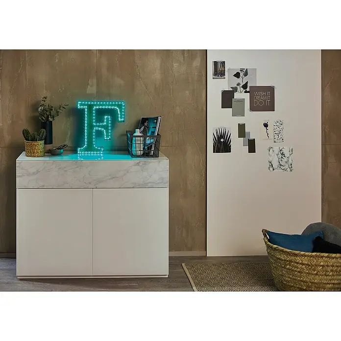 Paulmann LED-Band Function FlexLED - Länge: 5 m, Lichtfarbe: RGB, 26 W - Das Foto zeigt ein schickes Sideboard mit Marmorplatte, dekoriert mit einer leuchtenden "F"-Leuchte, Pflanzen und einer Drahtkorb.