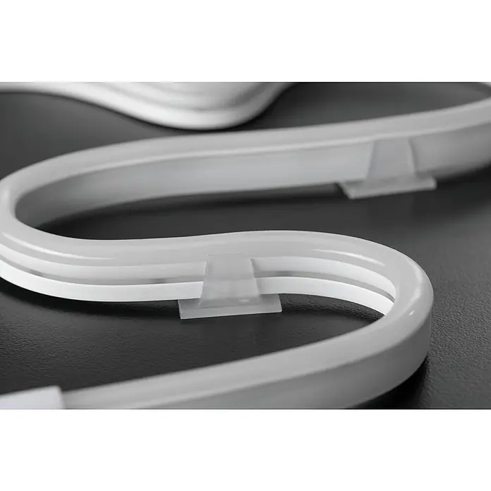 Paulmann LED-Band Neon Colorflex USB Strip - Länge: 1 m, Lichtfarbe: Blau - Nahaufnahme einer LED-Neonröhre, die mit transparenten Clips an einer dunklen Oberfläche befestigt ist. Das Licht ist gleichmäßig und hell.