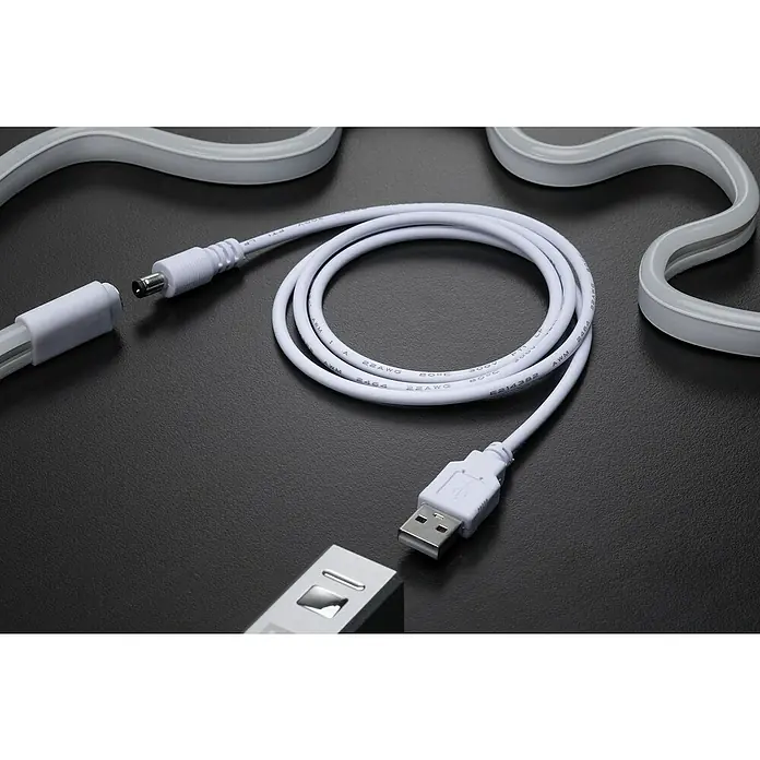 Paulmann LED-Band Neon Colorflex USB Strip - Länge: 1 m, Lichtfarbe: Blau - Nahaufnahme einer weißen LED-Neonröhre mit USB-Kabelanschluss auf einem dunklen Hintergrund. Ideal für stimmungsvolle Beleuchtung.