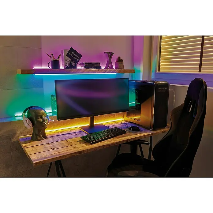 Paulmann LED-Band Neon Colorflex USB Strip - Länge: 1 m, Lichtfarbe: Blau - Ein Gaming-Setup mit einem Monitor, Tastatur und Computer auf einem Holztisch, beleuchtet mit LED-Streifen in verschiedenen Farben.