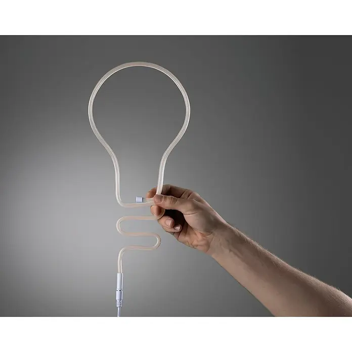Paulmann LED-Band Neon Colorflex USB Strip - Länge: 1 m, Lichtfarbe: Grün - Hand hält eine kreative Lampe aus einem flexiblen Kabel, die die Idee und Innovation mit modernem Design verkörpert.