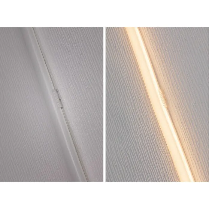 Paulmann MaxLED LED-Band Flow Basisset - Länge: 1,5 m - Nahaufnahme eines LED-Streifens an einer weißen Wand, der ein weiches, stimmungsvolles Licht für moderne Innenräume bietet.
