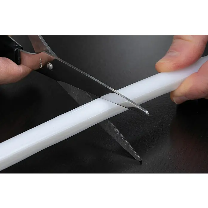 Paulmann MaxLED LED-Band Flow Basisset - Länge: 1,5 m - Eine Schere schneidet einen weißen LED-Streifen, um ihn an die gewünschte Länge anzupassen. Optimale Lichtlösung für verschiedene Anwendungen.