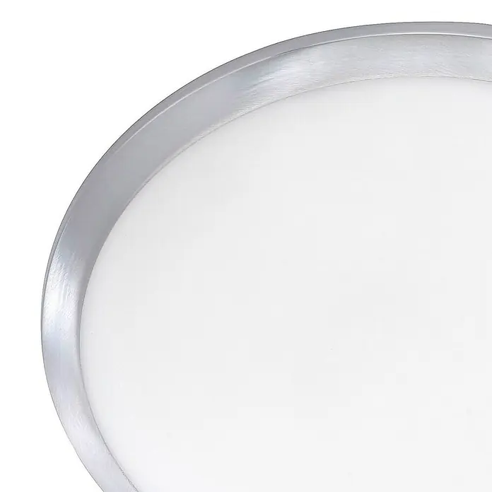 Paul Neuhaus LED-Deckenleuchte Satob - 12 W, Chrom, Warmweiß, IP44 - Nahaufnahme einer runden LED-Deckenleuchte mit silberfarbenem Rahmen und weißem Diffusor, die ein modernes und minimalistisches Design zeigt.