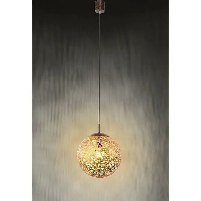 Paul Neuhaus Greta Lámpara colgante redonda - Altura: 140 cm - Primer plano de una lámpara colgante redonda con un acabado en bronce y un diseño intrincado que permite que la luz brille a través.