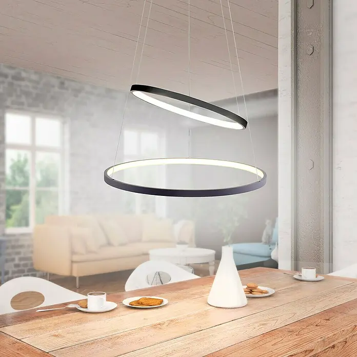 Just Light LED-Pendelleuchte rund Circle - L x B x H: 50 x 50 x 120 cm - Moderne Ring-Hängeleuchte in Schwarz über einem Holztisch. Elegantes Designelement für stilvolle Innenräume mit sanfter Beleuchtung.