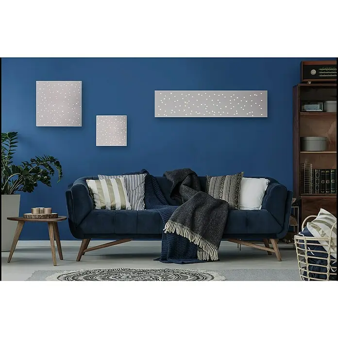 Just Light LED-Panel - 18 W, L x B x H: 100 x 25 x 4 cm, Weiß - Wohnzimmer-Szene mit blauem Sofa, Kissen und Decken vor einer blauen Wand mit Sternen-Wandpaneelen und einem Holztisch mit Kerzen.
