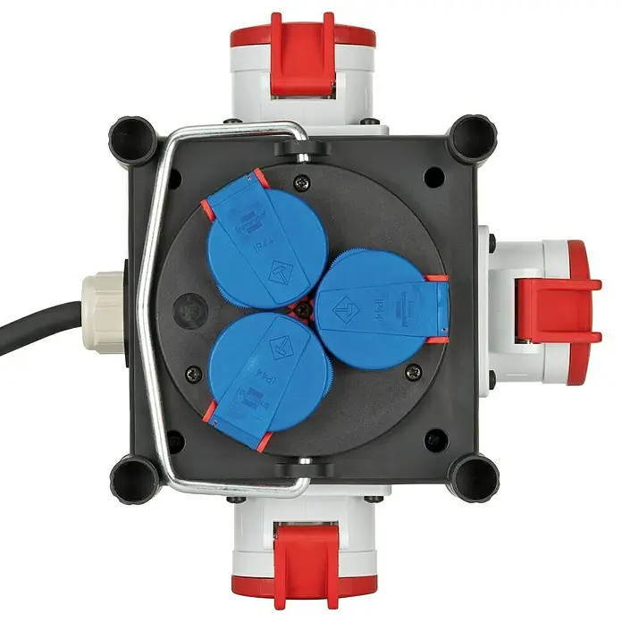 Brennenstuhl Baustromverteiler - Anzahl CEE-Steckdosen: 3 Stk., Anzahl Steckdosen Schuko: 3 Stk., IP44 - Eine robuste Stromverteilerbox mit mehreren Steckdosen und einem stabilen Metallbügel für den Einsatz im Freien.