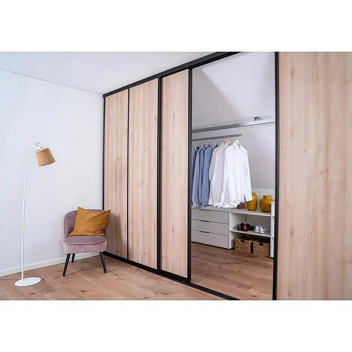 Room Plaza Easy Schiebetür-Bau-Set - Buche Naturwuchs/Ahorn Naturwuchs, Farbe Beschlag: Schwarz - Eleganter Kleiderschrank mit Schiebetüren und Spiegel. Das moderne Design in Holzoptik fügt sich nahtlos in das Schlafzimmer ein. Praktischer Stauraum und stilvolles Detail.
