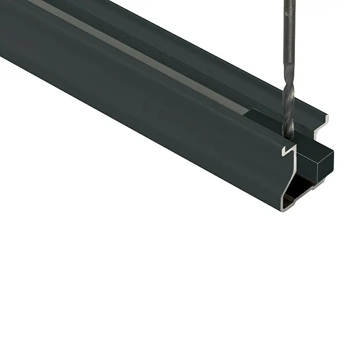 Room Plaza Easy Schiebetür-Bau-Set - Taupe/Weiß Miniperl, Farbe Beschlag: Schwarz - Detailansicht einer Aluminiumprofilschiene, in die mit einem Bohrer ein Loch gebohrt wird. Perfekt für präzise DIY-Projekte und professionelle Anwendungen.