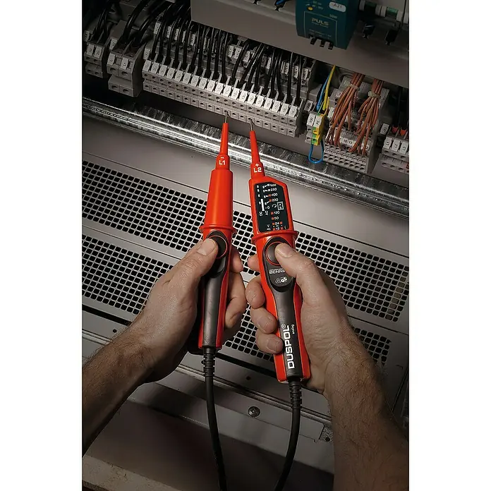 Benning Spannungsprüfer Duspol analog - 12/24/50/120/230/400/690/1.000 V, Schwarz, Rot - Duspol Analog zweipoliger Spannungsprüfer wird in der Hand gehalten, um elektrische Anlagen zu testen.