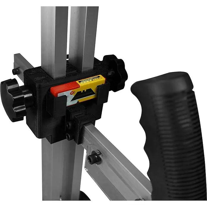Güde Gipskarton-Plattenschneider - Schnitttiefe: 20 mm - 625 mm, Ergonomischer Griff - Detailansicht einer Tischfräse mit Verstelleinheit und einem gelben Ersatzklingenmagazin für Cutter.