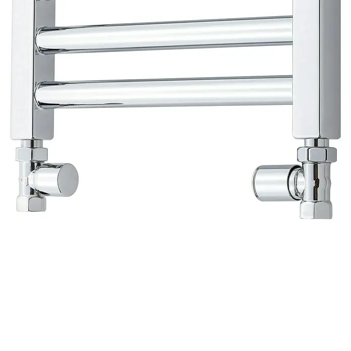 TVS Design Thermostatventil-Set - Chrom - Detailaufnahme eines Chrom-Handtuchwärmers mit elegantem Design und glänzender Oberfläche, ideal für moderne Badezimmer.