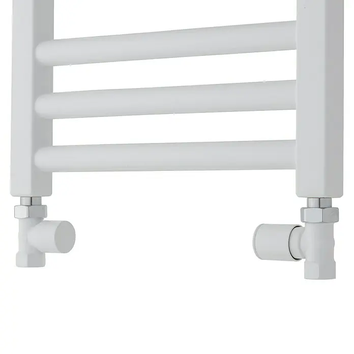 TVS Design Thermostatventil-Set - Weiß - Ein weißer Handtuchwärmer mit horizontalen Stangen und seitlichen Ventilen. Ideal für Badezimmer, sorgt für warme Handtücher und Komfort.
