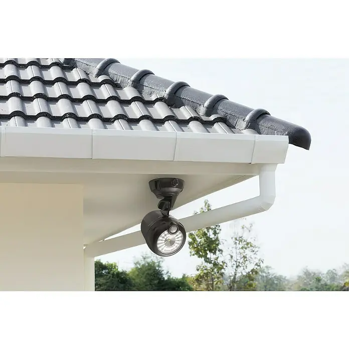 Mr. Beams LED-Strahler MB360XT - 200 lm, Braun - Draußen montierte LED-Sicherheitsleuchte mit Bewegungsmelder an einem Dachvorsprung, die für zusätzliche Sicherheit und Beleuchtung sorgt.