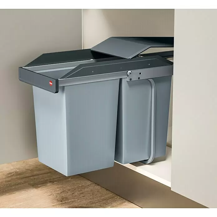Hailo Einbaumülleimer Multi-Box B30 - 28 l, Stahl, Grau/Anthrazit - Zwei graue Hailo Auszugs-Abfallbehälter für den Unterschrank, mit integriertem Deckel und zwei Fächern.