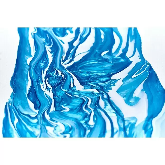 Liquitex Professional Gießmedium Irisierend - 473 ml, Transparent - Abstrakte Komposition aus schimmernder blauer und weißer Flüssigfarbe, die dynamische, fließende Marmormuster bildet.