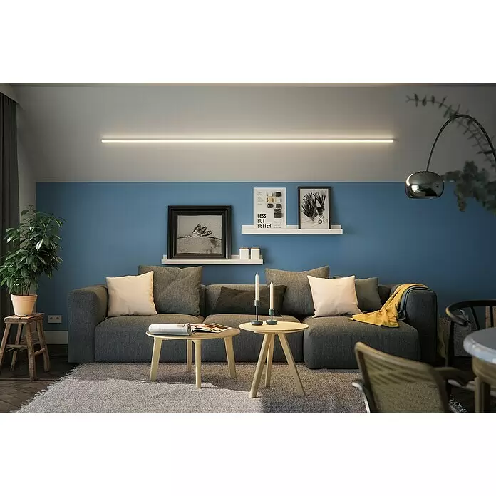Paulmann Profilstange Function Tube Profil - L x H: 2 m x 22 mm - Ein langes, schmales LED-Lichtband, horizontal hoch an einer Wand montiert, das helle, lineare Beleuchtung im Wohnzimmer spendet.