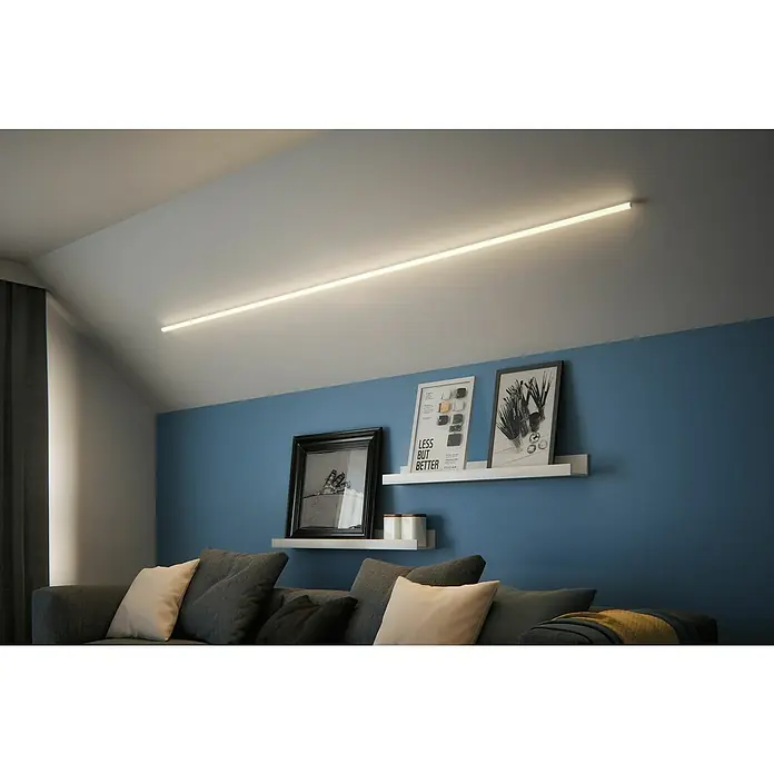 Paulmann Profilstange Function Tube Profil - L x H: 2 m x 22 mm - Deckenleuchte über einer blauen Wand mit minimalistischer Dekoration, die eine warme und moderne Atmosphäre im Raum schafft.