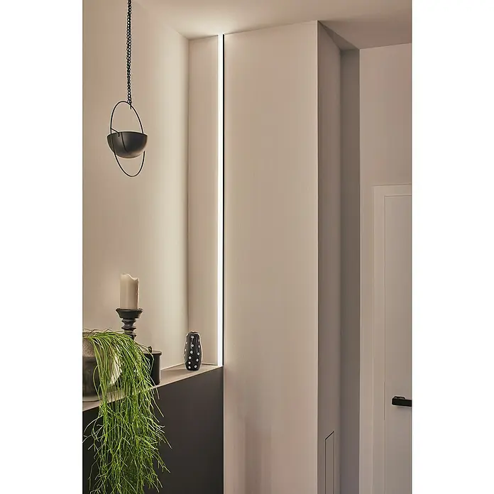 Paulmann Profil Diffusor Square Profil - L x H: 2 m x 15 mm, Schwarz - Innenaufnahme eines minimalistischen Raumes mit Pendelleuchte, Kerze und LED-Lichtleiste für eine stimmungsvolle Beleuchtung.