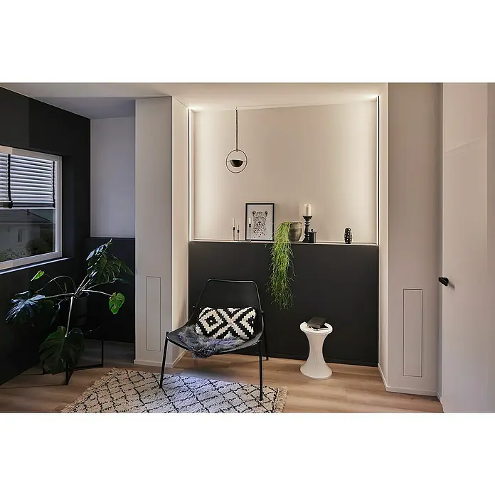 Paulmann Profil Diffusor Square Profil - L x H: 2 m x 15 mm, Schwarz - Minimalistischer Raum mit einem schwarzen Stuhl, einem kleinen Tisch und dekorativen Elementen, die eine moderne Atmosphäre schaffen.