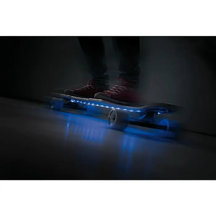 Paulmann LED-Band Function Mobil Strip - Länge: 0,8 m, Lichtfarbe: Blau - Ein beleuchtetes Skateboard mit leuchtenden blauen Lichtern unter dem Deck, auf dem ein Paar Füße in roten Sneakern stehen.
