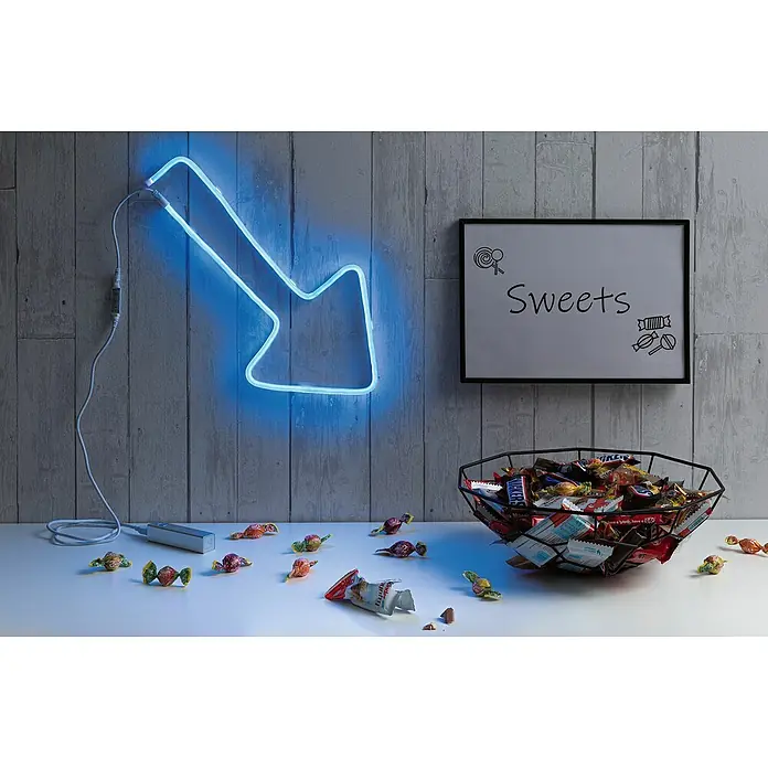Paulmann LED-Band Neon Colorflex USB Strip - Länge: 1 m, Lichtfarbe: Mehrfarbig - Süßigkeiten-Szene mit blauem Neonpfeil, Schale voller Süßigkeiten und einem Whiteboard mit der Aufschrift "Sweets".