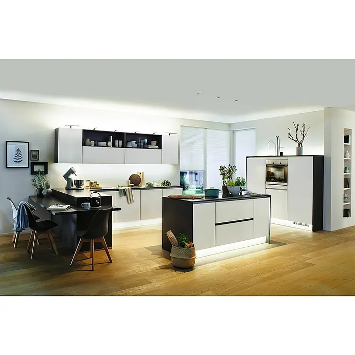 Paulmann MaxLED 1.000 LED-Band Warmweiß - L x H: 2,5 m x 4 mm, Silber - Moderne Küche mit Kochinsel in Schwarz und Weiß. Die Unterschränke haben LED-Beleuchtung. Helle Holzböden und viel Tageslicht.
