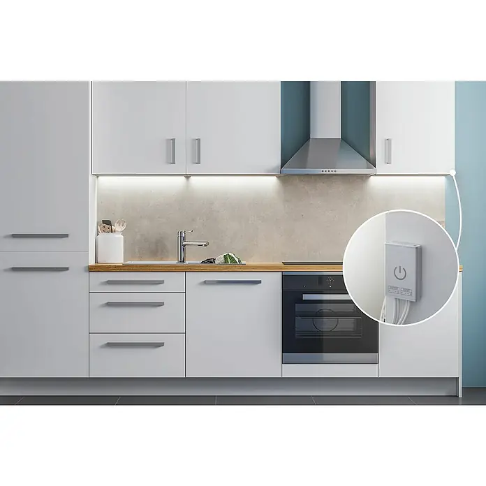 Paulmann LED-Band Function MaxLED - L x H: 180 cm x 3 mm, Silber - Eine moderne Küche mit weißen Schränken, einer hölzernen Arbeitsplatte und einem integrierten Küchenschalter zur Steuerung der Beleuchtung.