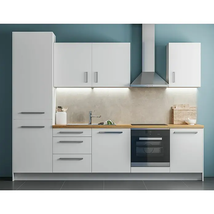 Paulmann LED-Band Function MaxLED - L x H: 180 cm x 3 mm, Silber - Moderne Küche mit weißen Schränken, integriertem Ofen und Dunstabzugshaube, die Funktionalität und Stil vereint.