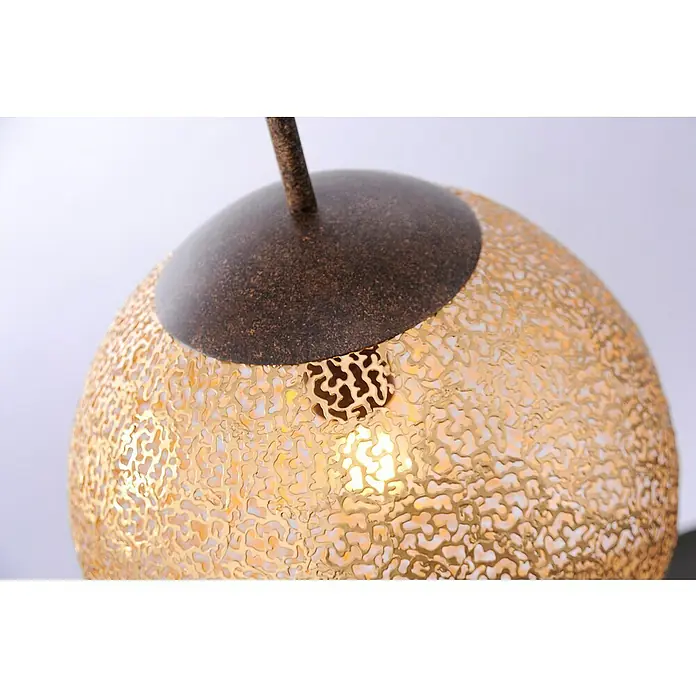 Paul Neuhaus Greta Lámpara colgante redonda - Altura: 140 cm - Primer plano de una lámpara esférica dorada decorativa, con intrincados patrones recortados con una parte superior oscura, de color cobre.