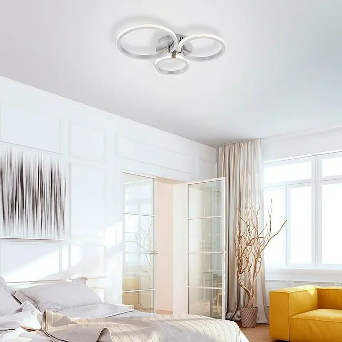 Just Light LED-Deckenleuchte Johanna - 18 W, L x B x H: 49 x 40 x 8 cm, Silber, Warmweiß - Diese Aufnahme zeigt eine moderne LED-Deckenleuchte mit vier Ringen in einem stilvollen Schlafzimmer, die ein helles und einladendes Ambiente schafft.